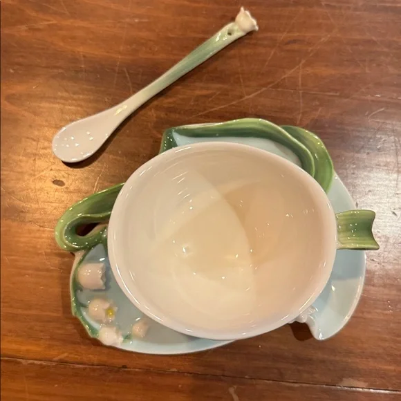 NWOT Two’s Company Teacup Saucer Spoon Set Garden Tea Cottagecore Lily Of Valley - Picture 7 of 13